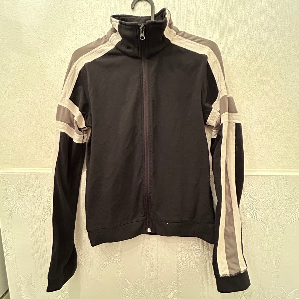 ✨ 2 for $20 ✨ Retro black and grey lululemon define jacket in size 4
